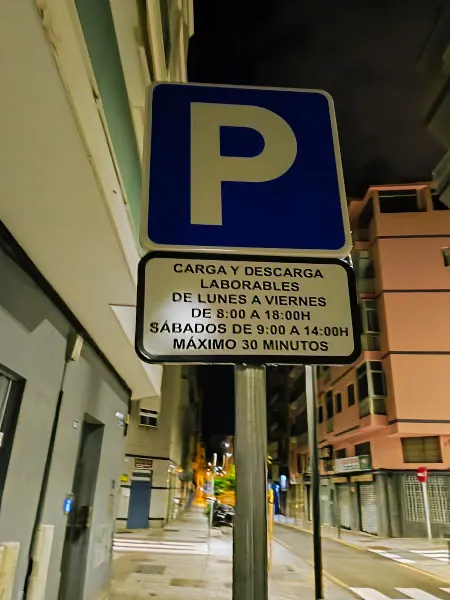 Aparcamiento para carga y descarga máximo 30 minutos