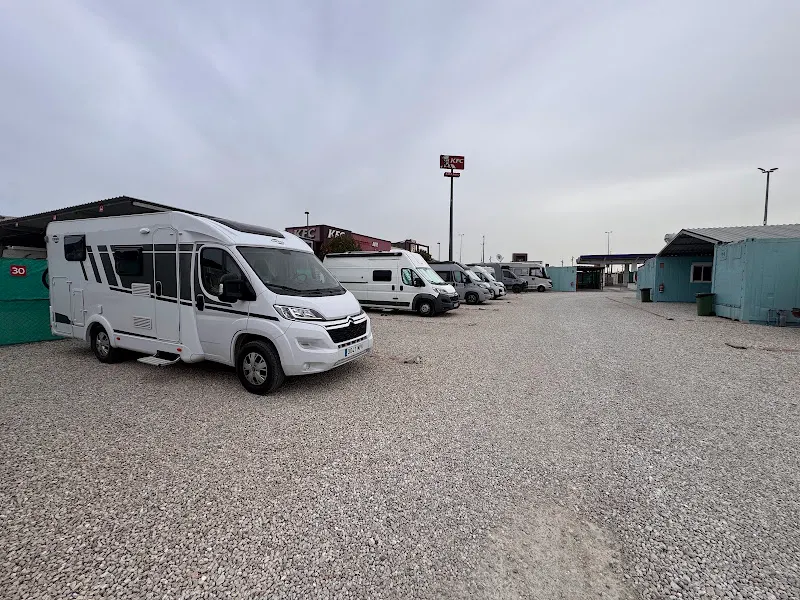 Camper and Van - Aparcamiento en Jerez de la Frontera - foto 2