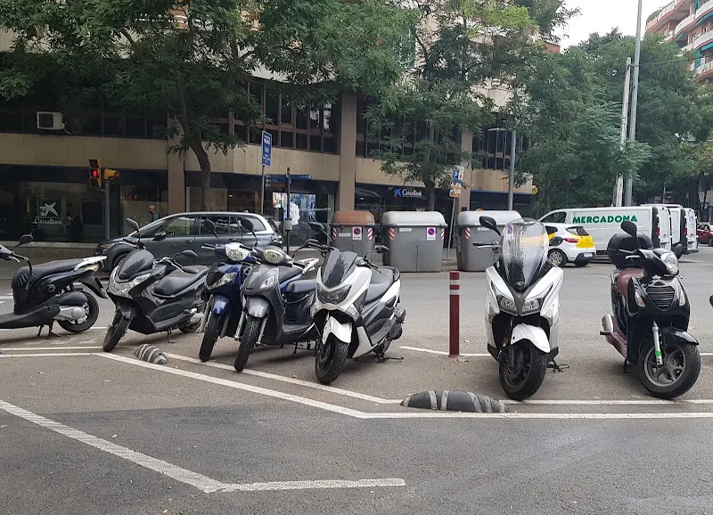 Zona de aparcamiento reservada para motos - Aparcamiento para motos en Barcelona - foto 2