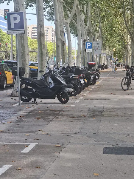 Zona de aparcamiento reservada para motos - Aparcamiento para motos en Barcelona - foto 2