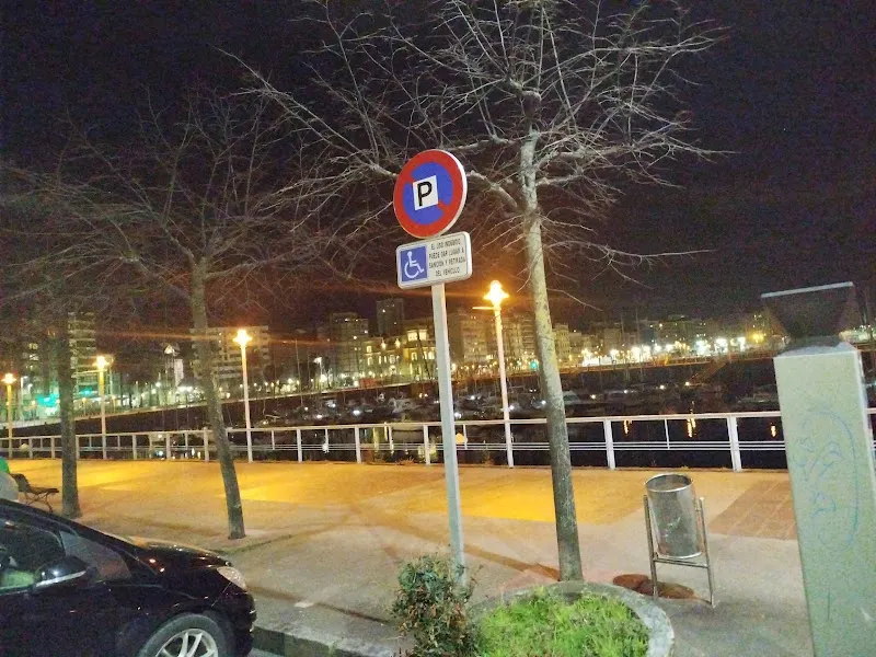 Aparcamiento para personas discapacidad - Aparcamiento público en Gijón - foto 2