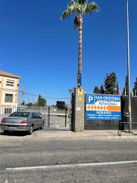 Parada vehículos y bajada de equipaje - Aparcamiento en Granada - foto 2
