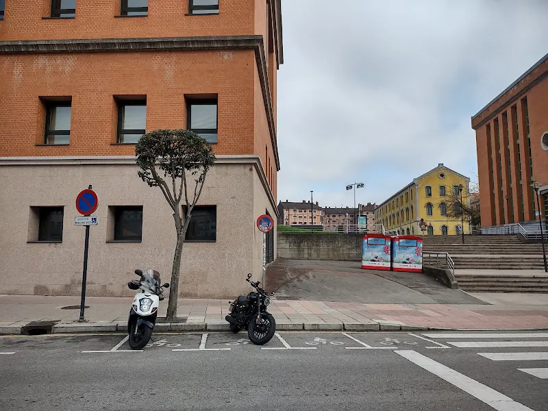 Aparcamiento de motos - Aparcamiento para motos en Oviedo - foto 2
