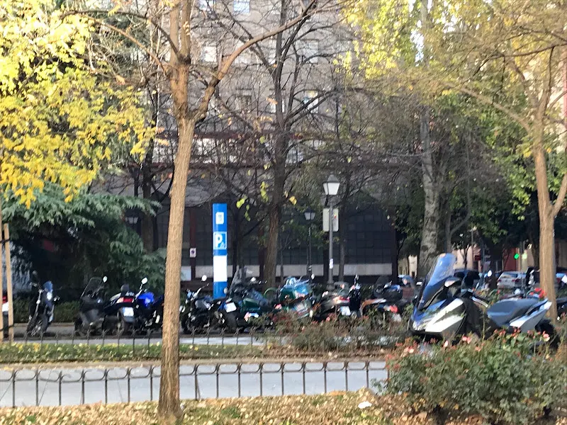 Aparcamiento [P] para motos Juan Bravo 40