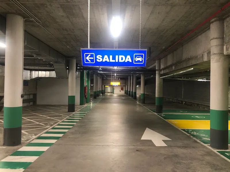 Parking Clínica CEMTRO II y McDonald's